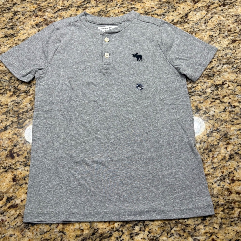 NEW Abercrombie Kids Boys Grey Heathered Short Sleeve Henley Shirt Size 7/8 ws